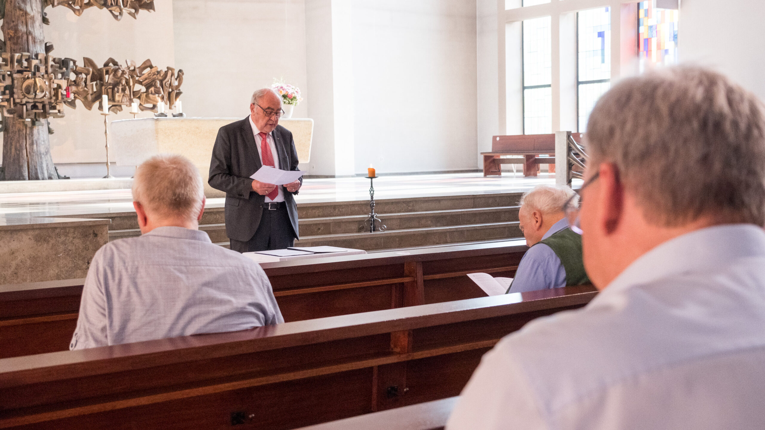 Prädikant Ulrich Wenzel hält das Friedensgebt in der Liebfrauenkirche Bad Salzuflen